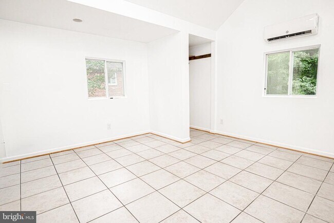 Building Photo - 3242 Holly Hill Dr