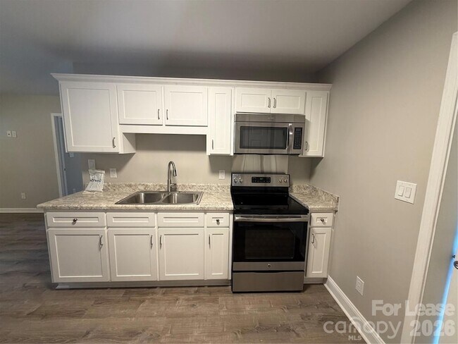 Building Photo - 2621 E Greenbriar Rd
