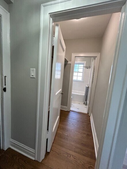 Building Photo - 1601 W Thome Ave