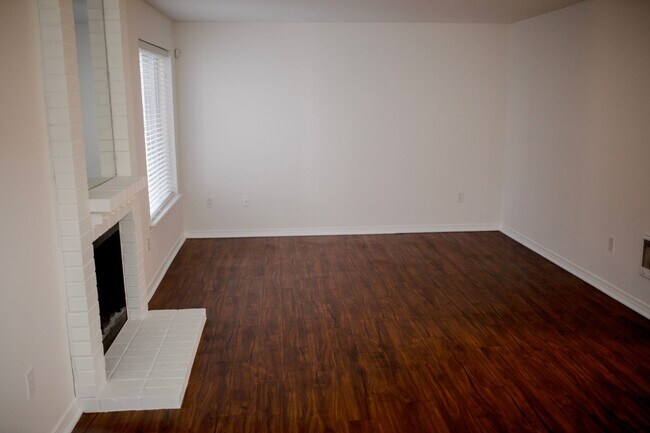 Building Photo - Two Bedroom Two Bathroom Everett Condominium