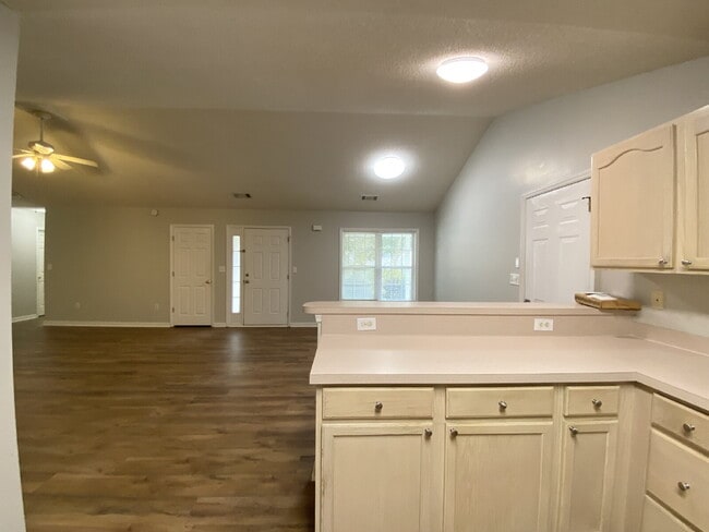 Building Photo - Home in Woodbridge With a Screened Porch and Private Backyard!