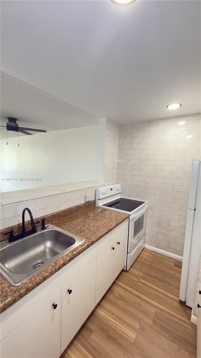 Building Photo - 10400 SW 108th Ave