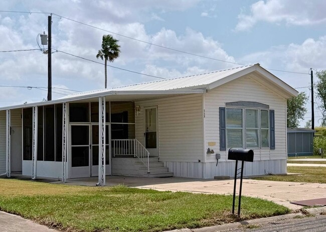 Building Photo - 117 Los Platanos St