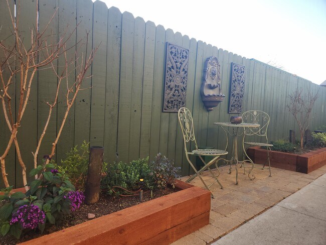 Building Photo - 131 Montana St