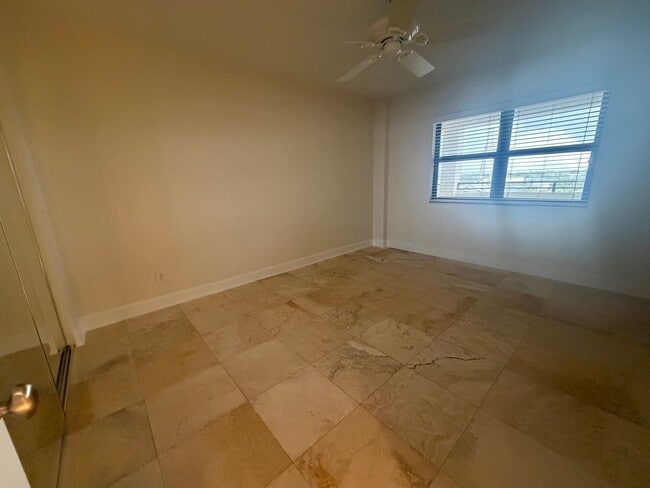 Building Photo - Ocean Front Condo Rental