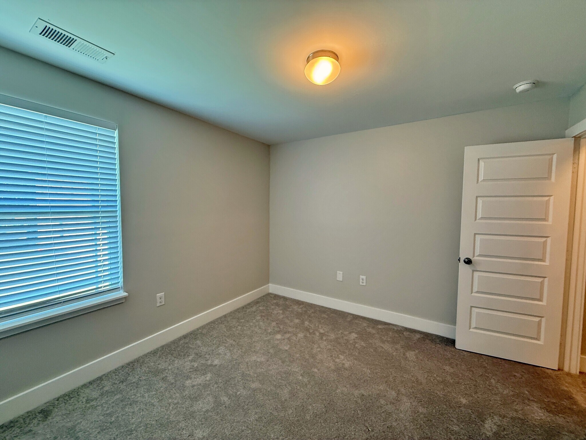 Building Photo - 3010 Bellflower Cir