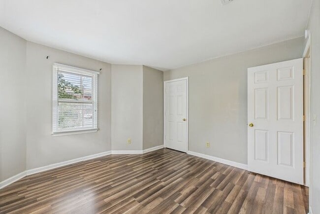 Building Photo - UNCG Area – Chancellors Court Townhomes. Walk to Campus and just minutes to Downtown!