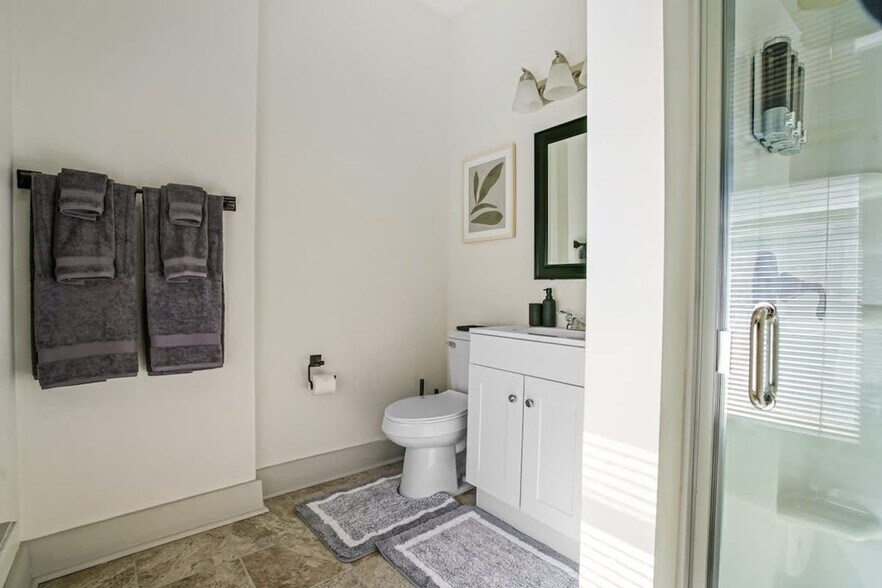 Building Photo - 1848 E 89th St