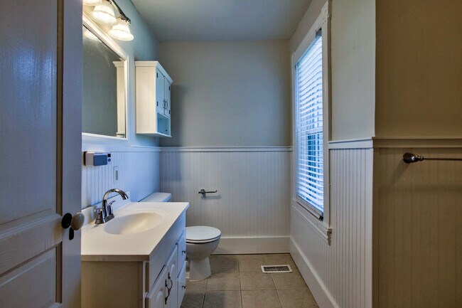 Building Photo - 1115 Frances Ave