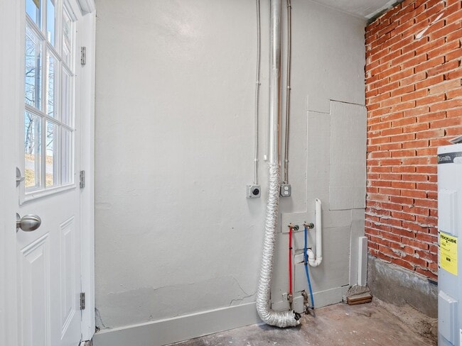 Building Photo - 2 Bedroom, 1 Bathroom newly renovated home for rent off Williamson Rd!