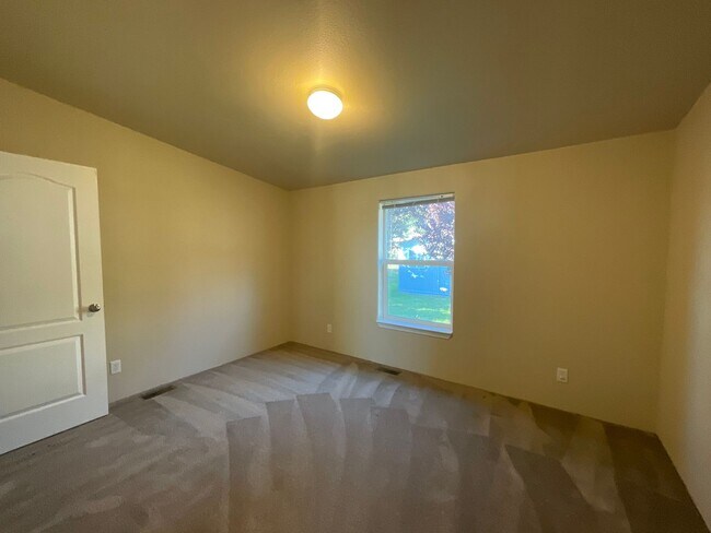 Building Photo - 3 Bed, 2 Bath Manufactured Home with a View