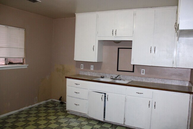 Building Photo - Located in Canyon 2/1 Owner pays water 1/2 OFF 1ST MONTHS RENT!!