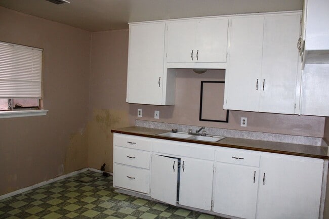 Building Photo - Located in Canyon 2/1 Owner pays water