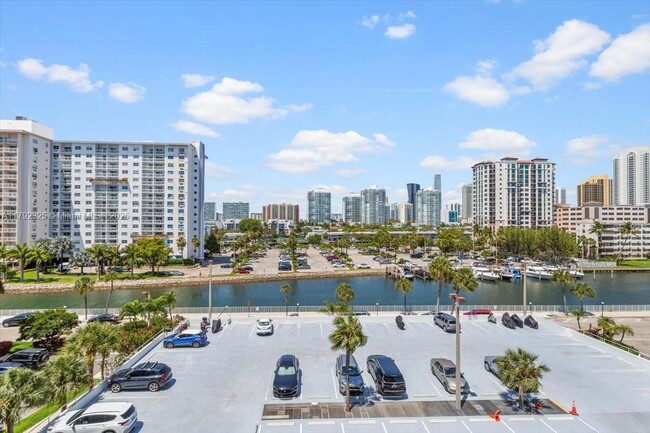 Building Photo - 500 Bayview Dr