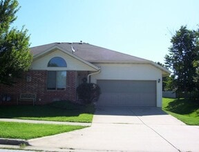 Building Photo - Spacious 2 bedroom duplex in great neighborhood!