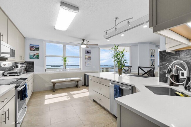 Building Photo - 5049 N Hwy A1A