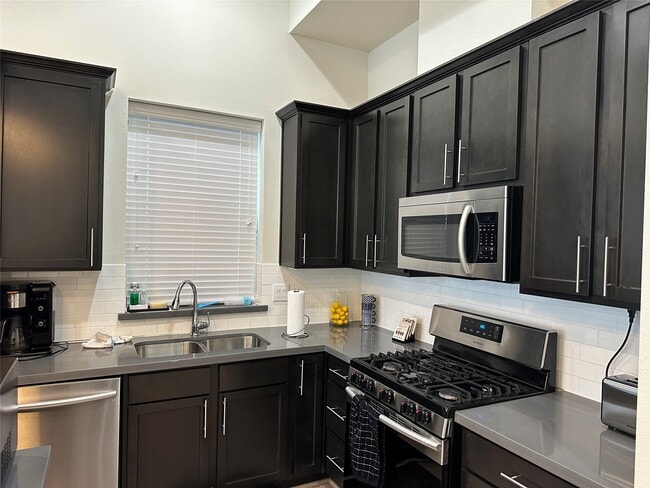 Building Photo - 2616 Riverside Dr