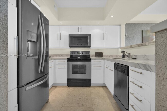 Building Photo - 5600 Collins Ave