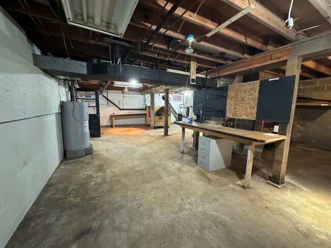 Building Photo - Rent free December ! Sign a lease in December and enjoy the rest of the month free!