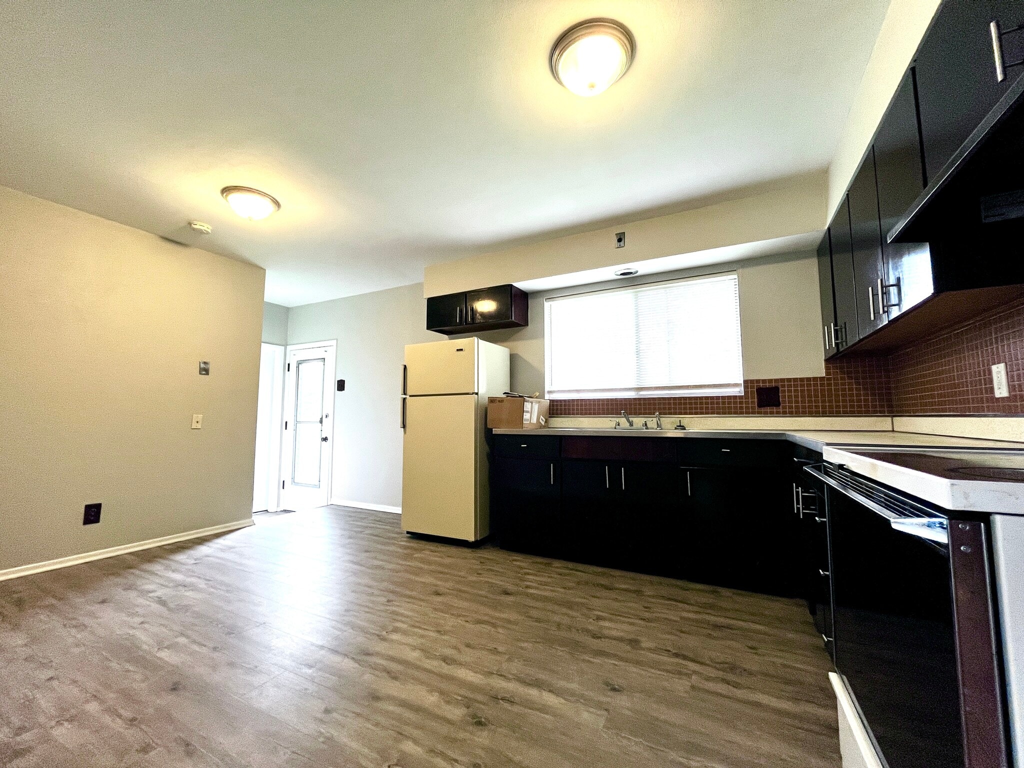 Building Photo - 880 Gladiola Dr