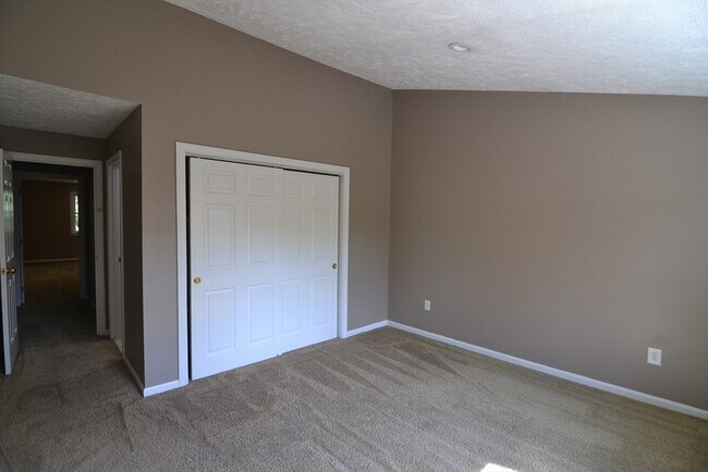 Building Photo - 31 E Bluff Rd