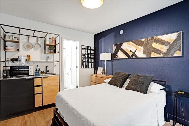 Building Photo - 754 NE 40th St