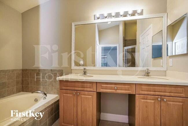 Building Photo - 419 Conlee St