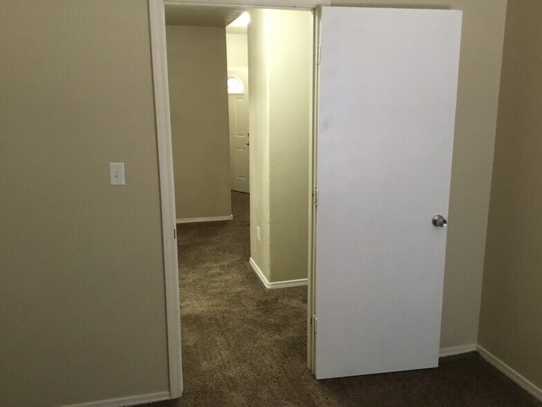 Building Photo - 5849 Sandoval Dr NE