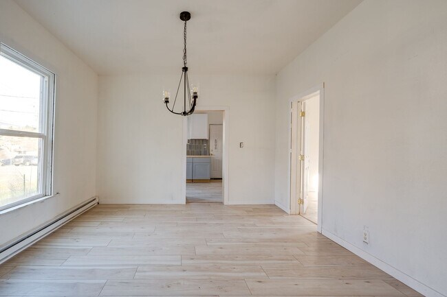 Building Photo - Remodeled 2 Bedroom Home Near WSU & Downto...