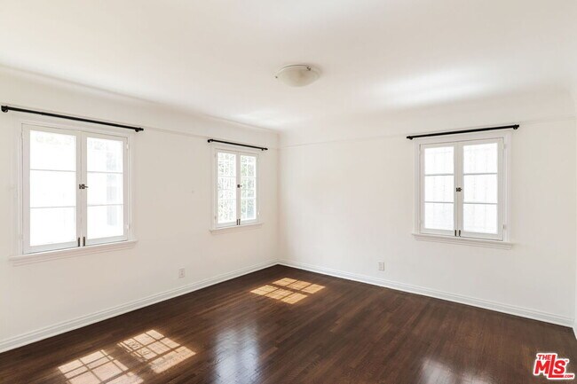 Building Photo - 1054 S Stanley Ave