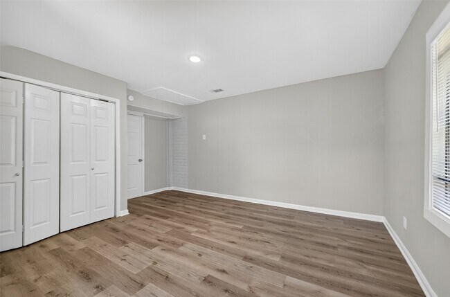 Building Photo - 5243 Wickview Ln
