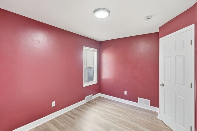 Building Photo - Holiday Special Reduce Rent