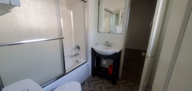 Building Photo - 1/2 off first month! 6bd/2bath House