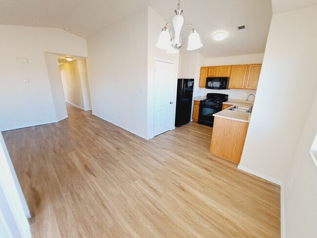 Building Photo - 3 bed 2 bath home in Huning Ranch. Great Yard