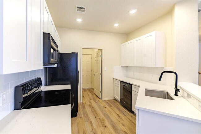Building Photo - 2632 Century Park Blvd
