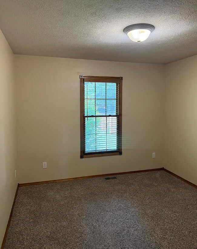 Building Photo - BEAUTIFUL FULLY FENCED HOME IN NIXA SCHOOL...