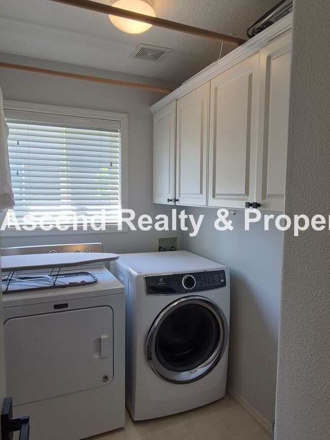 Building Photo - Outstanding 4bed+Office Bethany Area 2 Level Home Updated Throughout Available 6/22 or Sooner