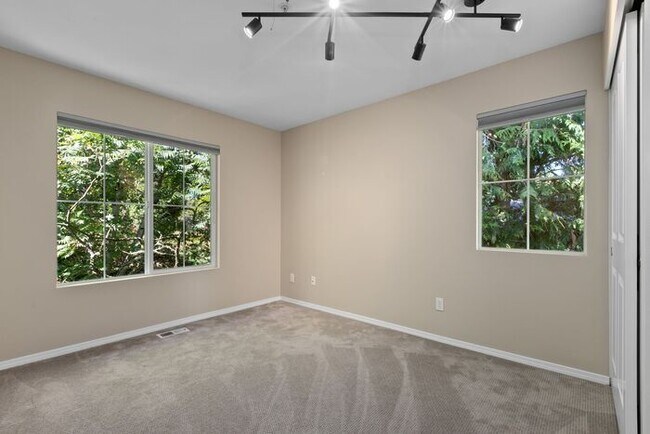 Building Photo - AIR CONDITIONED Townhome in Beautiful Summ...
