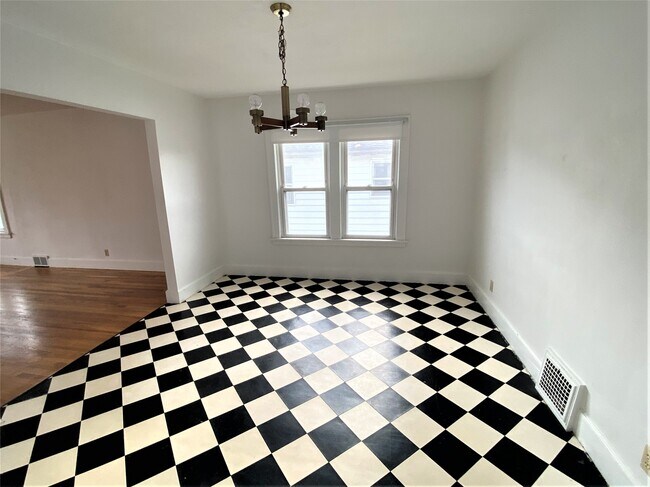 Building Photo - 105 Helen St