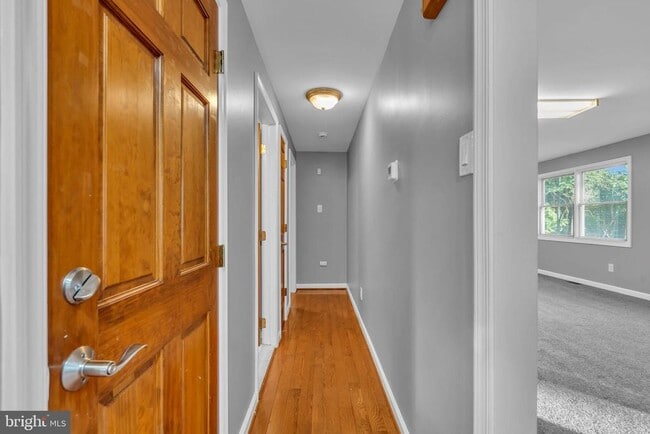 Building Photo - 165 Lakeview Dr N