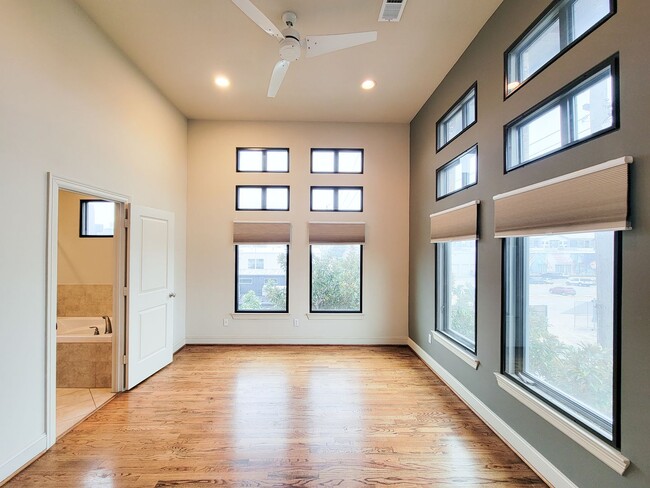 Building Photo - Stunning Corner Unit with Breathtaking Views!