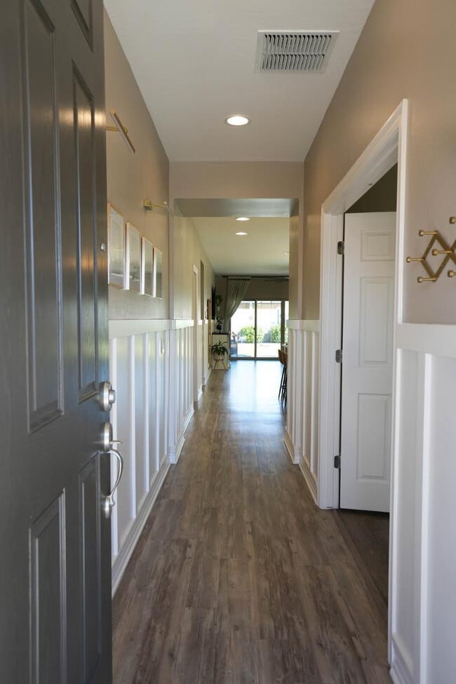 Building Photo - 884 W Whistling Thorn Ave