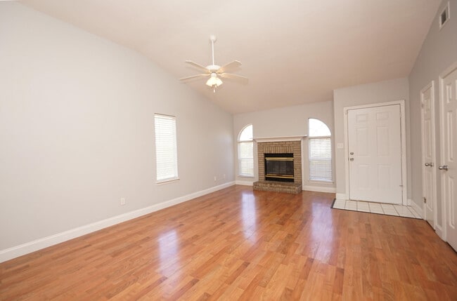 Building Photo - 243 Parkwood Cir