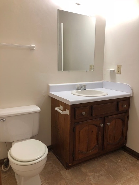 Building Photo - SPACIOUS TOWNHOME IN CENTRAL LOCATION