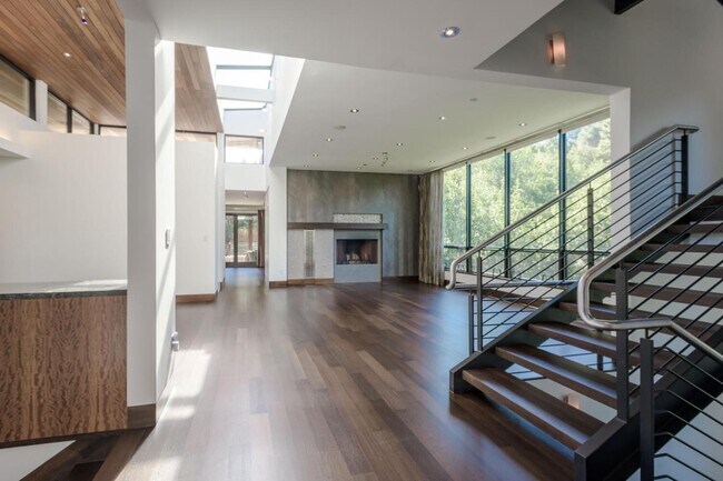 Building Photo - 2510 Skyfarm Dr