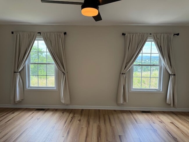 Building Photo - Renovated Townhouse in The Pinnacle Subdivision