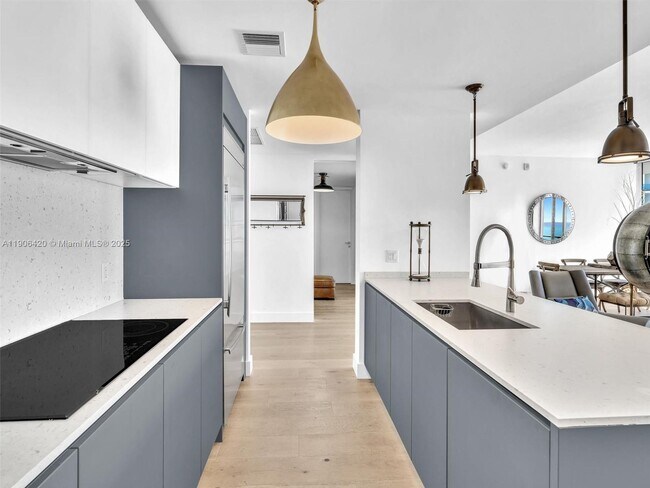 Building Photo - 1300 Brickell Bay Dr