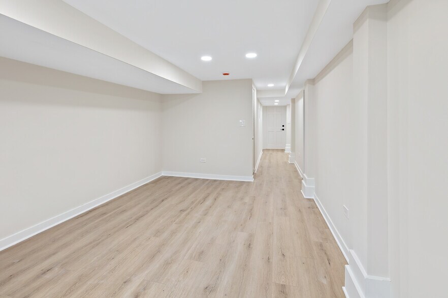 Building Photo - 4737 N Kildare Ave