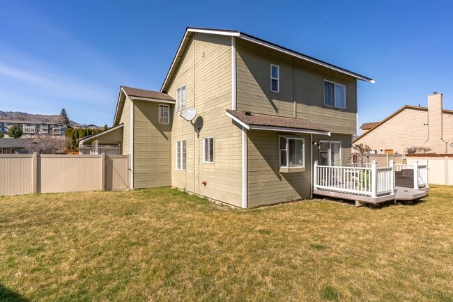 Building Photo - Beautiful 3 Bedroom 2.5 bath home with 2 c...