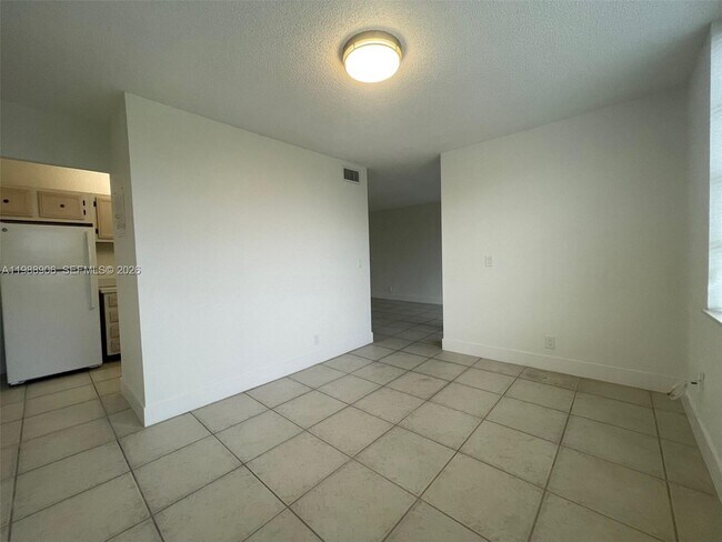 Building Photo - 9441 Live Oak Pl